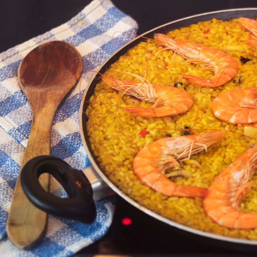 Arroz de temporada recién hecho en su paella