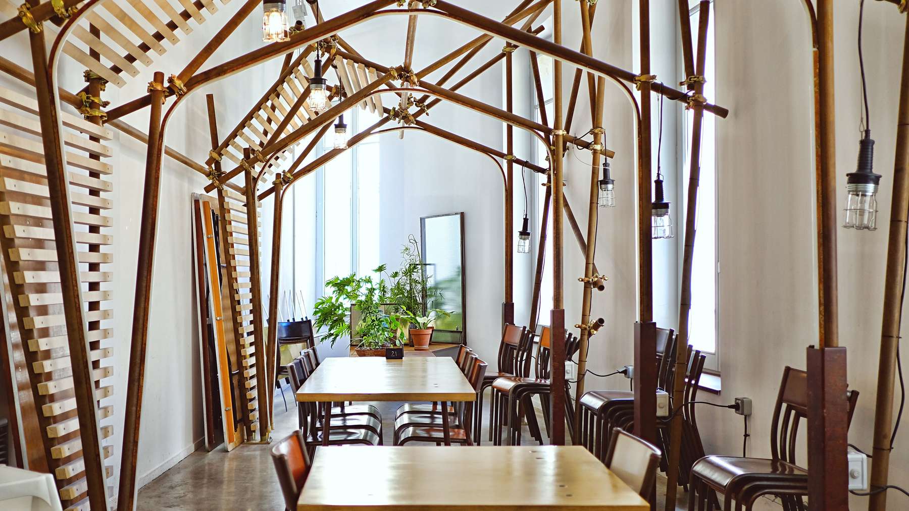 Comedor de Casa Puig, con mesas de madera junto a la ventana
