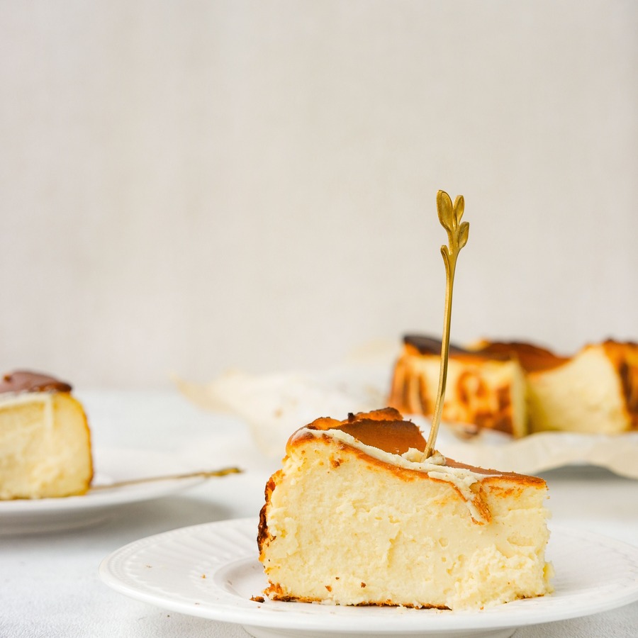 Porción de tarta de queso cremosa